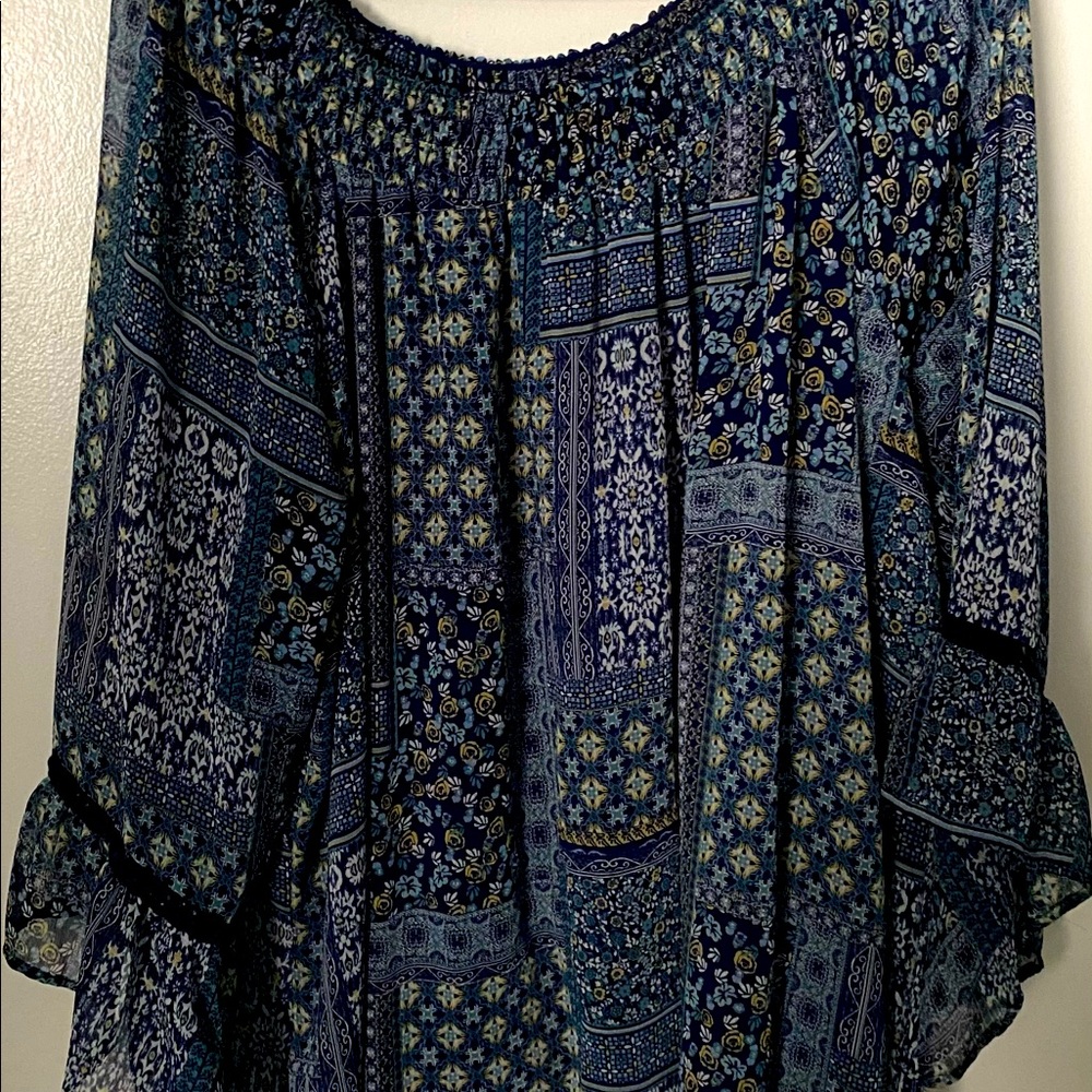 Adorable blue print blouse